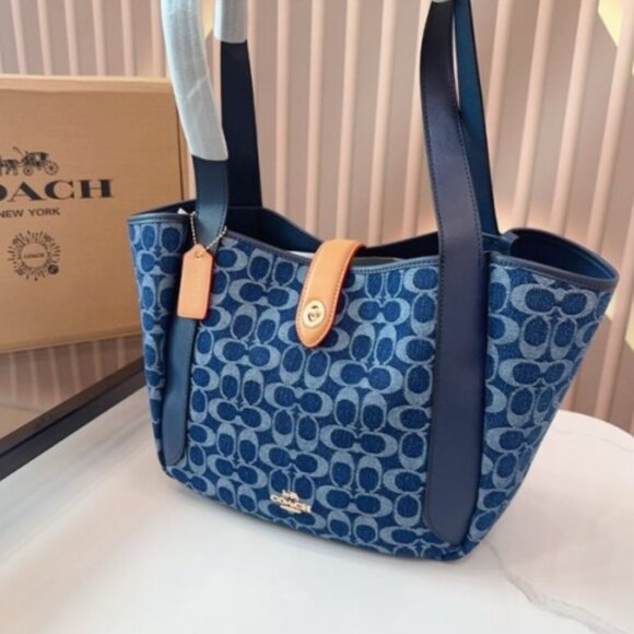 Elegant Coach Blue Jacquard Convertible Bag - Picture 2 of 7